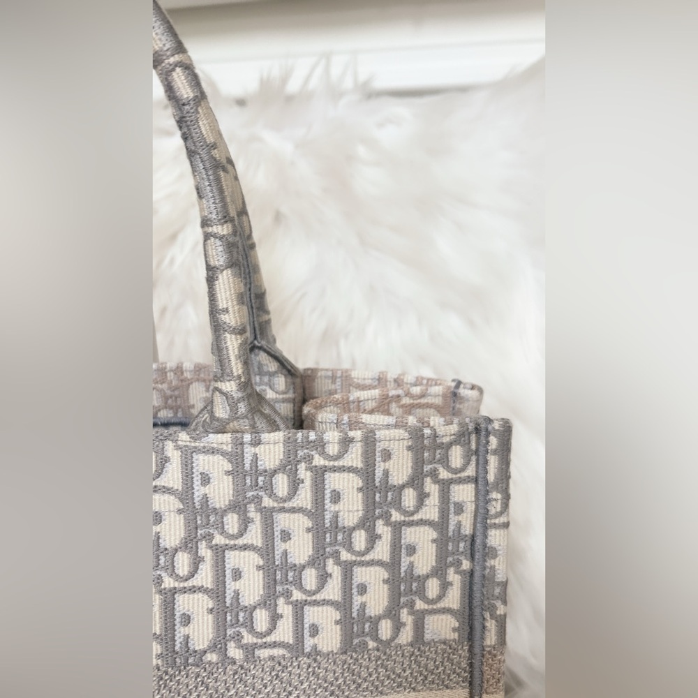 DIOR Book Tote, Medium, in Gray & Ecru Oblique - Picture 6 of 17